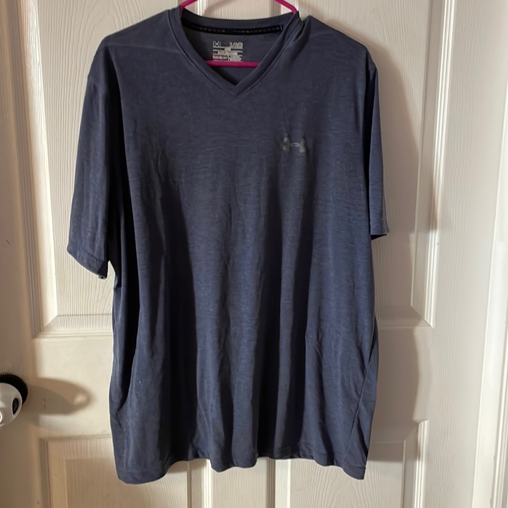 XL loose fit Under Armour Vneck heat gear t shirt
